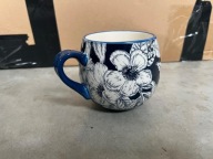 Kubek czarno-granatowy z białymi kwiatami | Fat Face