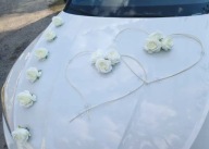 Dekoracja na auto do ślubu (róże, serca, wstążki)