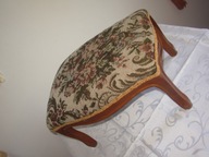 DELIKATNIE UROCZA PUFA PODNÓŻEK