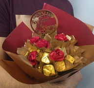 Elegancki bukiet na Dzień Mamy z cukierków i kwiatów