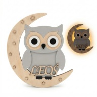 Lampka Nocna LED z Imieniem Dziecka – SOWA NA KSIĘŻYCU | Drewniana