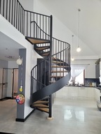 Schody spiralne, kręcone wangowe z pionową balustradą