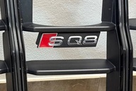 AUDI SQ8 4M8 EMBLEMAT LOGO ZNACZEK GRILLA ATRAPY CHŁODNICY 4M8853748