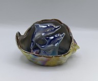 Muszla z porcelany - wewnątrz dwa delfiny - śliczna porcelanowa figurka