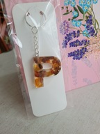 Breloczek litera kwiaty, mech, bursztyn w żywicy, prezent Walentynki