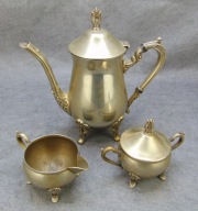 Metalowy platerowany serwis do kawy.