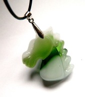 Biało-zielony jadeit, oryginalny wisiorek z koniem