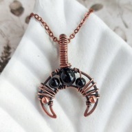Miedziana lunula z turmalinem, amulet ochronny, wisiorek księżyc z drutu