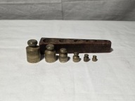 Stare odważniki mosiężne w drewnianym etui 1/2-20dkg