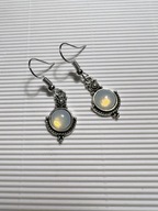 Delikatne piękne kolczyki z opalizującym oczkiem