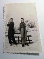 DZIEWCZYNKI- ZIMA - SANKI- STARA LALKA