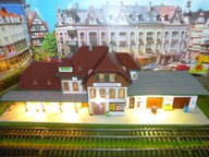 Dworzec Kolejowy z Magazynem Towarowym Oświetlony Ledami w H0