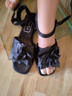 Sandałki skórzane czarne z kwiatem R-39