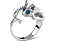 Pierścionek w kształcie kotka z błękitnymi, kryształowymi oczkami