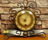 Ładny, niemiecki, niewielki zegar na komodę biurko (58)