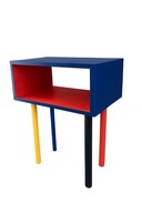 Drewniana kolorowa szafka nocna / stolik nocny – nowoczesny akcent