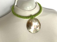 VINTAGE NASZYJNIK Z ZIELONYCH KORALIKÓW Z MUSZLĄ