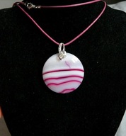 Duży okrągły biało-różowy agat, wisior na rzemieniu