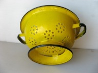 Stare naczynie EMALIOWANE : DURSZLAK - CEDZAK stacjonarny ŻARÓWIASTY KOLOR