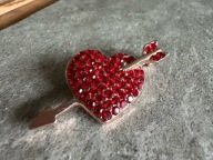 Piękna broszka Serce strzała z kryształkami