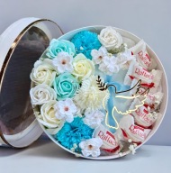 FLOWERBOX Z KWIATAMI MYDLANYMI I SŁODYCZAMI DLA CHŁOPCA KOMUNIA