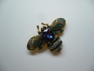 BROSZKA MUCHA OWAD KRYSZTAŁKI