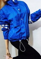 niebieska cienka przeciwdeszczowa kurtka