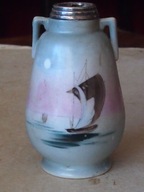 Wazonik ze srebrną obwódką.