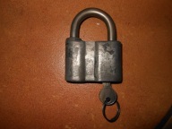 STARA SPRAWNA KŁÓDKA Z KLUCZEM