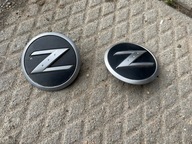 Nissan 350Z Emblemat na błotnik przedni KOMPLET LEWY PRAWY 63890-CD000