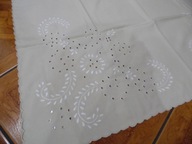 Obrus beżowy , haft reczny - 88 cm x 91 cm