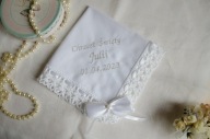 Szatka do chrztu z białą wstążką i kokardką z perełką na chrzest, z haftem