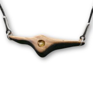 Wisiorek wiąz i oliwin- handmade, pirografia, prezent, naszyjnik, dla niej