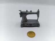 Miniaturka z cyny Stara maszyna do szycia Made In England kolekcjonerska