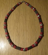 Naszyjnik z koralików, wisiorek drewno i metal