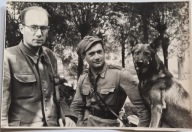 ŻOŁNIERZE I PIES/STARE ZDJĘCIE