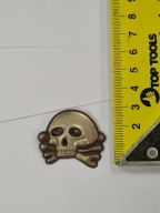 przypinka czaszka stylizowana na wzór niemieckich odznak I wojny światowej