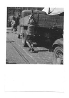 Pocztówka - Ciężarówka, chłopiec i jazda na gapę