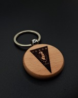 Drewniany brelok Pogoń Szczecin – grawer z logo, prezent dla kibica