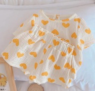 Muślinowy komplet serca – bluzka + spodenki, rozmiar 104 / 4 lata