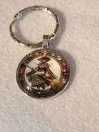 Uroczy breloczek z czarownicą na miotle