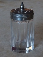 Solniczka z zestawu do przypraw.