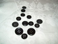 GUZIKI CZARNE, WKLĘSŁE, RÓŻ. WIELK. - 13 SZT.