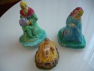 Trzy stare gipsowe figurki.