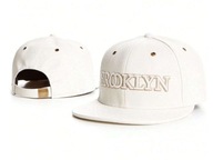 Czapka snapback Brooklyn w kolorze białym z fakturą imitującą skórę węża