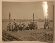 ŻOŁNIERZE, WOJSKOWI - MOST - CIEKAWE ZDJĘCIE