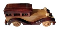 Retro samochód / drewniany model samochodu / sedan
