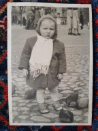 PRL Kraków Rynek dziecko gołębie 50te (322)
