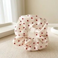 Scrunchie gumka do włosów kremowa w bordowy wzór kropki koreańska estetyka