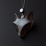 Wisiorek głowa kota z hebanu – ręcznie wykonany naszyjnik z drewna